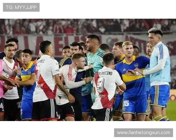 点球争议 + 替补席染红！博卡 2-0 领先遭逆转，球员怒斥裁判(2)